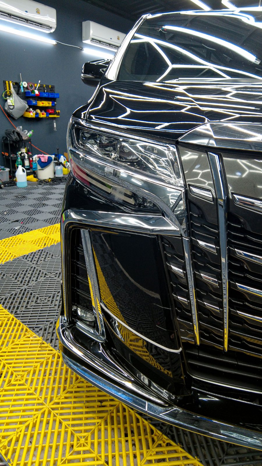 ผิวสีรถสีดำภายใต้ไฟตรวจงาน สำหรับตรวจหารอยขนแมว โดย Prime Wrap Car