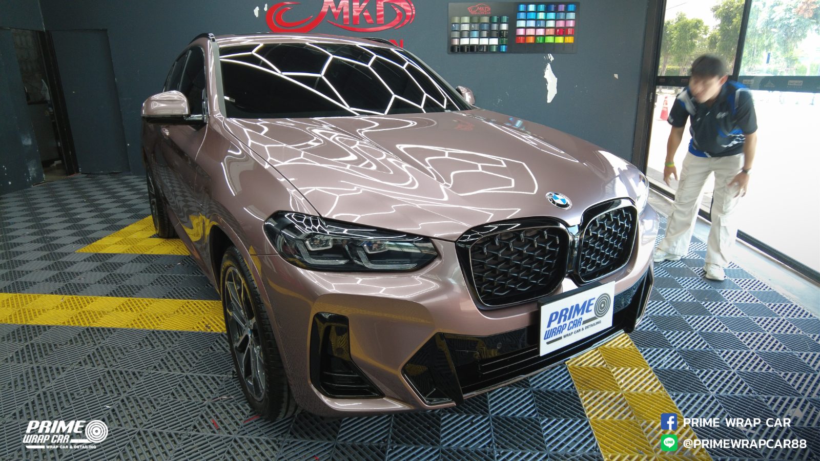 ตัวอย่างงานฟิล์มบนรถ BMW X4 ที่เก็บขอบเรียบร้อย โดย Prime Wrap Car นนทบุรี
