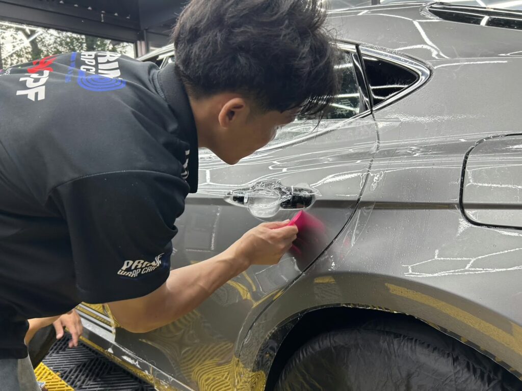 ช่าง Prime Wrap Car เก็บขอบฟิล์ม PPF บริเวณประตูรถ