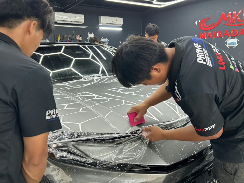 ทีมช่าง Prime Wrap Car กำลังติดฟิล์ม PPF บนตัวรถ