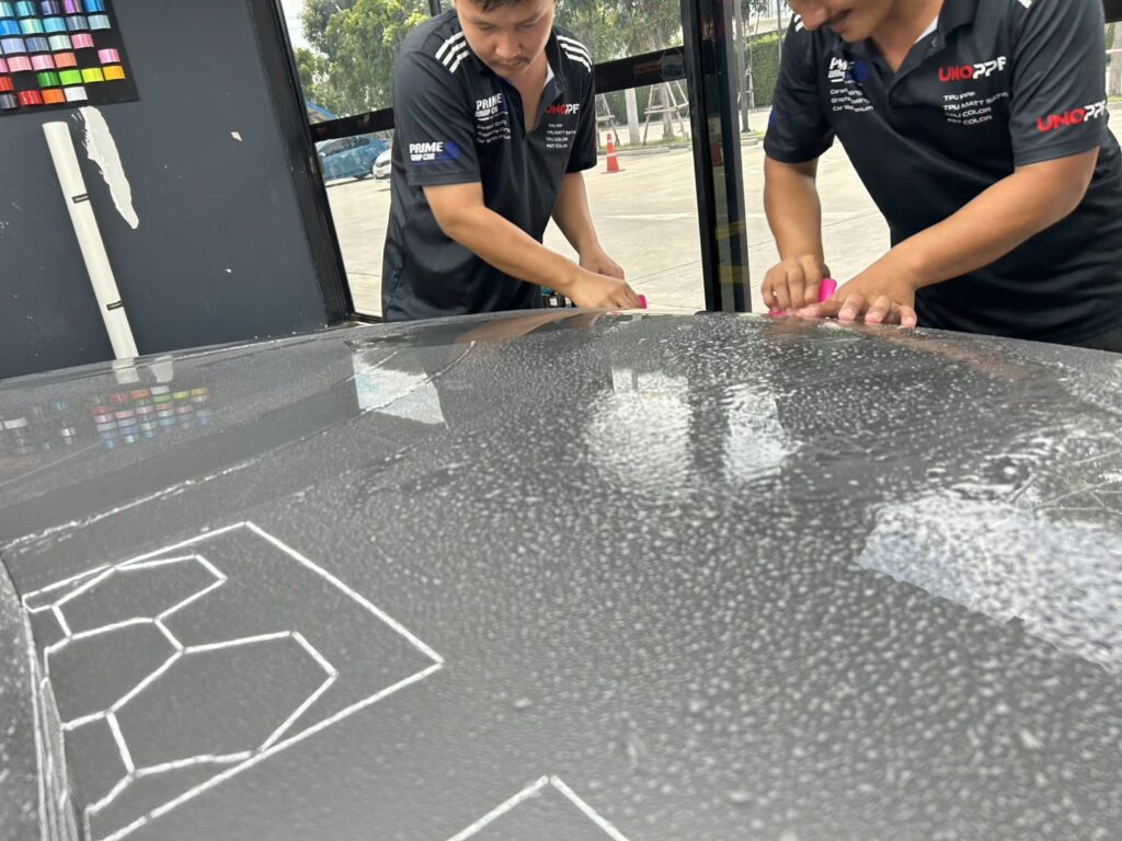 ขั้นตอนไล่น้ำติดฟิล์มกันรอยรถยนต์ PPF บนฝากระโปรง
