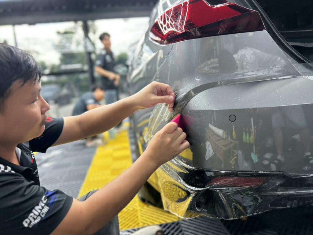 ติดฟิล์มกันรอย PPF บริเวณไฟท้ายรถ โดยช่าง Prime Wrap Car