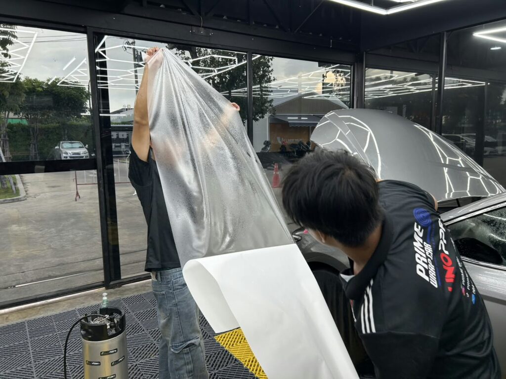 ช่าง Prime Wrap Car เตรียมแผ่นฟิล์ม PPF ก่อนติดตั้ง