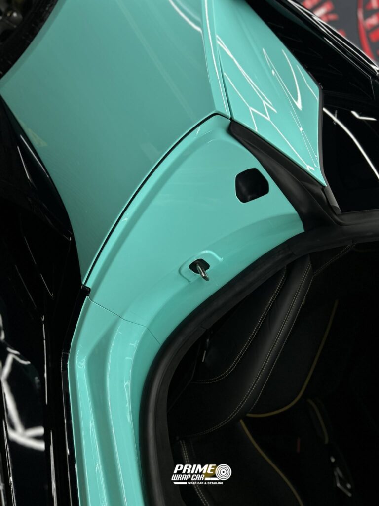 ระยะใกล้ขอบประตูและเสา A ของ Lamborghini ที่ wrap ฟิล์มเปลี่ยนสีเขียวมิ้นต์