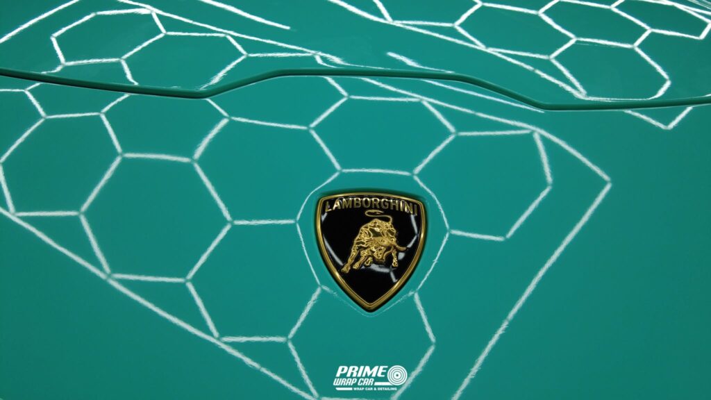 โลโก้ Lamborghini บนฝากระโปรงที่ wrap สีเขียวมิ้นต์พร้อมลายรังผึ้งเส้นขาว