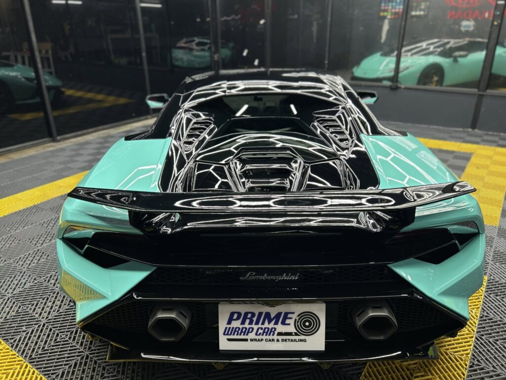 ด้านหลังรถ wrap supercar เก็บโทนดำตัดกับตัวถังสีสว่าง