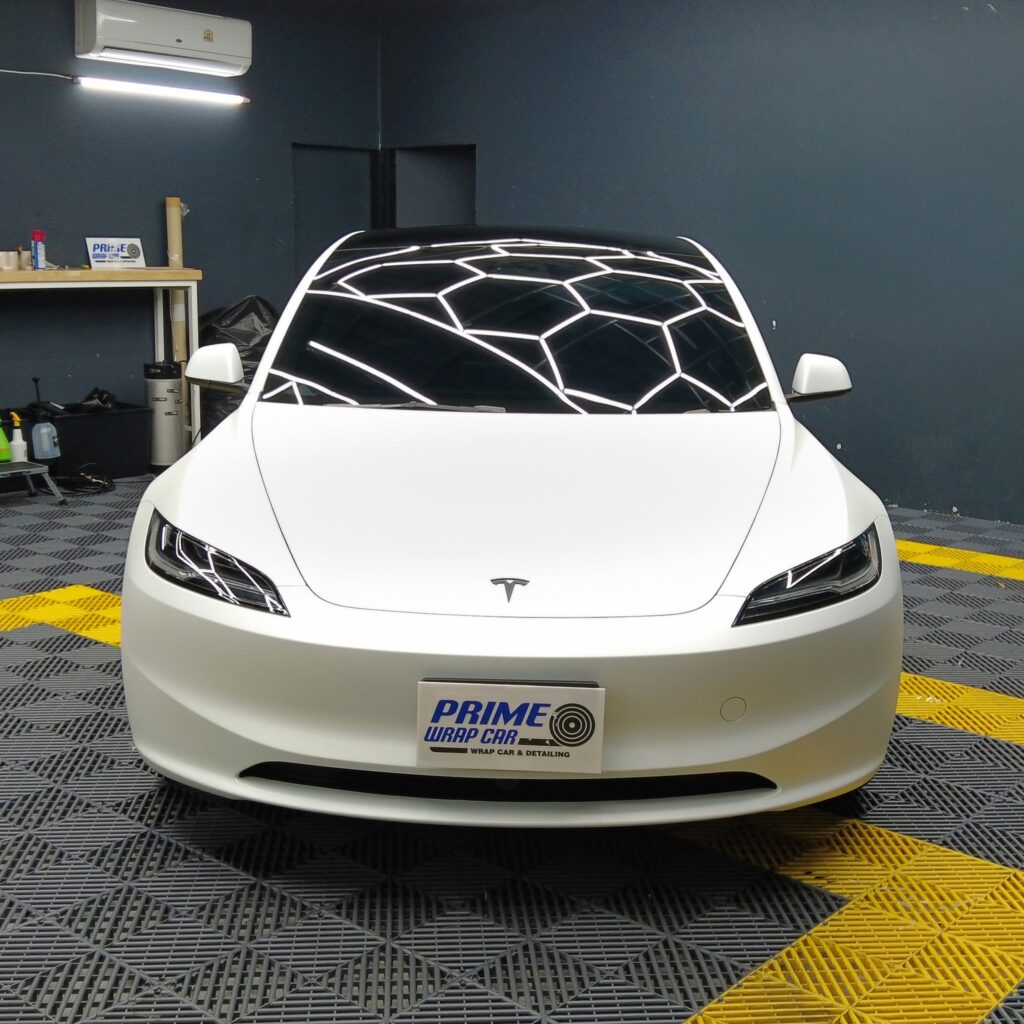 Tesla Model 3 สีขาว หุ้มฟิล์ม PPF ผิวด้าน NOVATEC Nova Matte มุมหน้าตรง