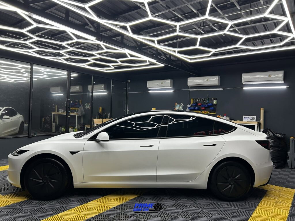 Tesla Model 3 ขาวด้าน มุมข้าง ในห้องติดตั้ง Prime Wrap Car