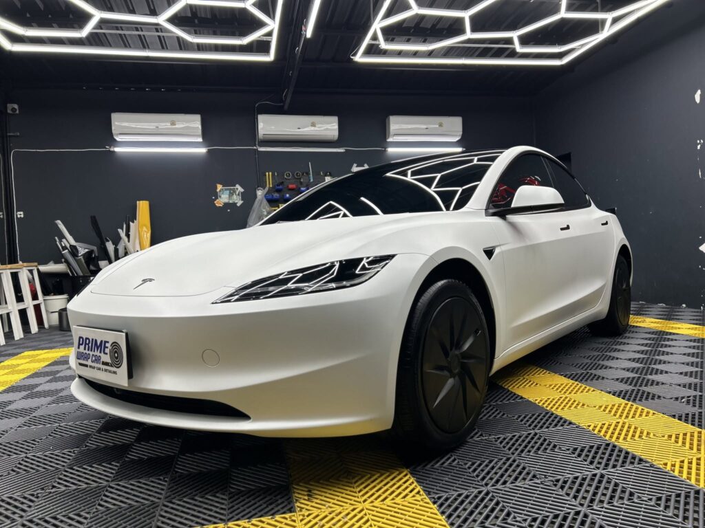 Tesla Model 3 ผิวด้าน มุมหน้าเฉียง หลังติดฟิล์ม NOVATEC Nova Matte