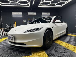 Tesla Model 3 ผิวด้าน มุมหน้าเฉียง หลังติดฟิล์ม NOVATEC Nova Matte