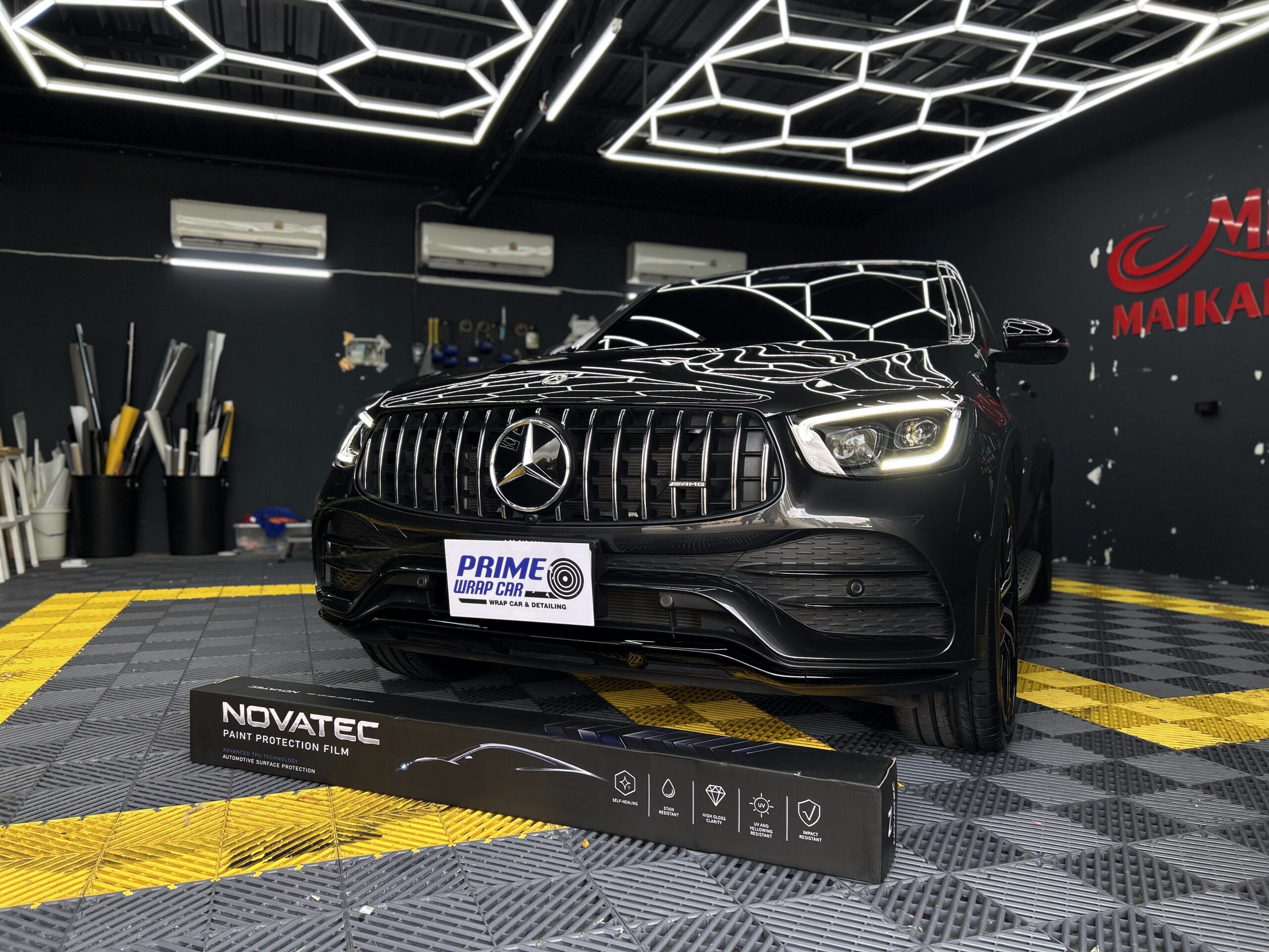 Benz GLC43 มุมเฉียงด้านหน้า ฟิล์มใสกันรอย PrimePro รักษาความเงาของสีเดิม